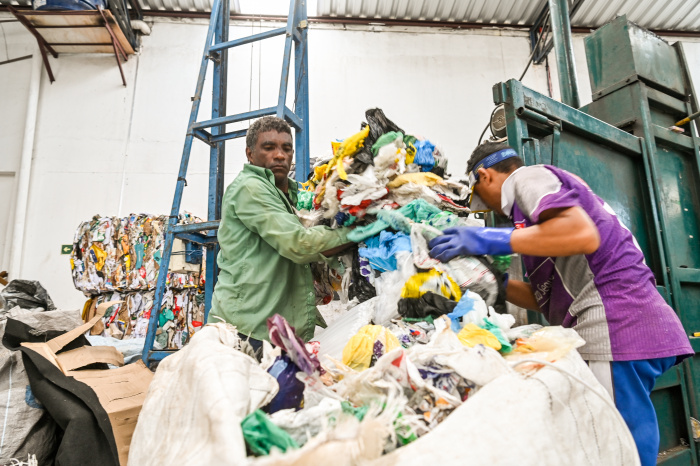 Visita à Cooperativa Recicle Mais - Serviço de triagem de resíduos oriundos da coleta seletiva.