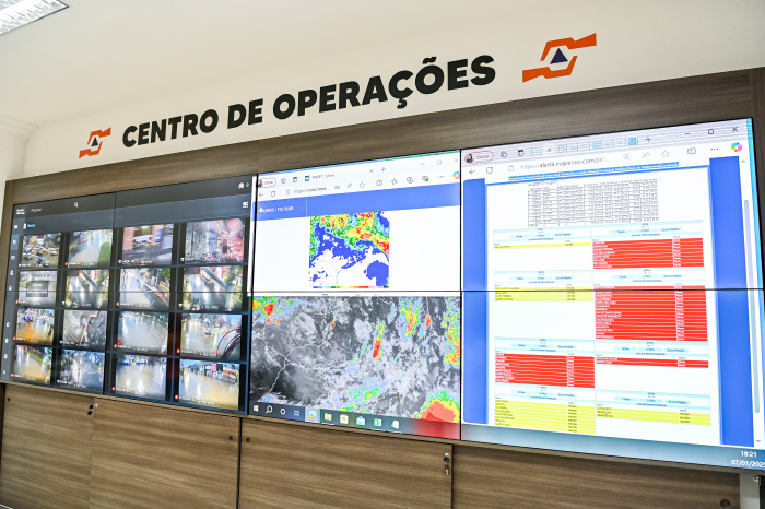 Painel de monitoramento do centro de operações da Defesa Civil de Vitória