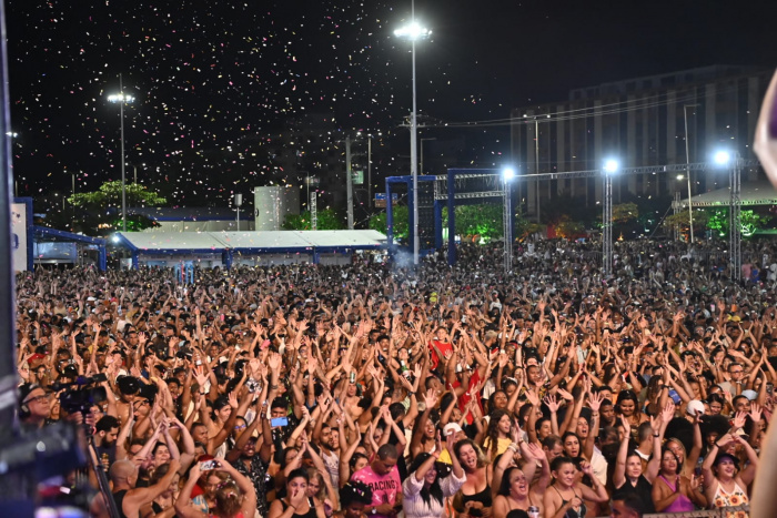 Xanddy do Harmonia e Flávia Mendonça na Arena de Verão