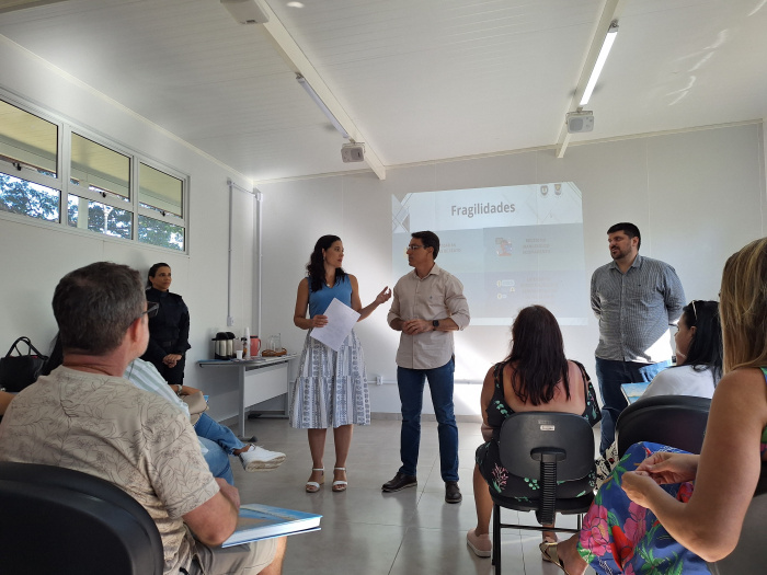 Secretária Juliana Rohsner e secretário Amarílio Boni em reunião com diretores das EMEFs da rede