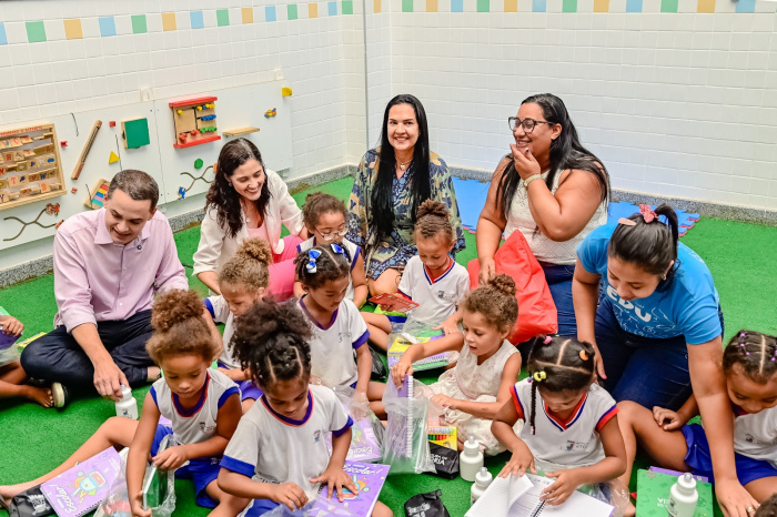 Entrega de kits de material escolar no cmei Aécio Bispo dos santos