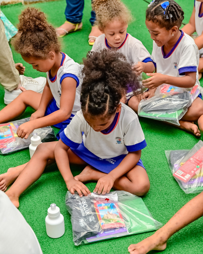 Entrega de kits de material escolar no cmei Aécio Bispo dos santos