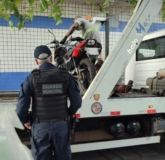 Condutor de moto com placa duplicada é detido pela Guarda de Vitória