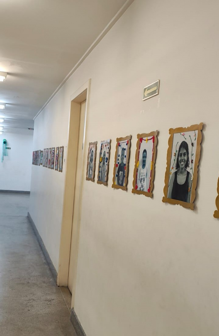 A exposição conta com 32 quadros bordados, produzidos por quase 40 crianças.