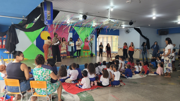 Crianças escolhem oficinas temáticas no CMEI Maria Nazareth Menegueli