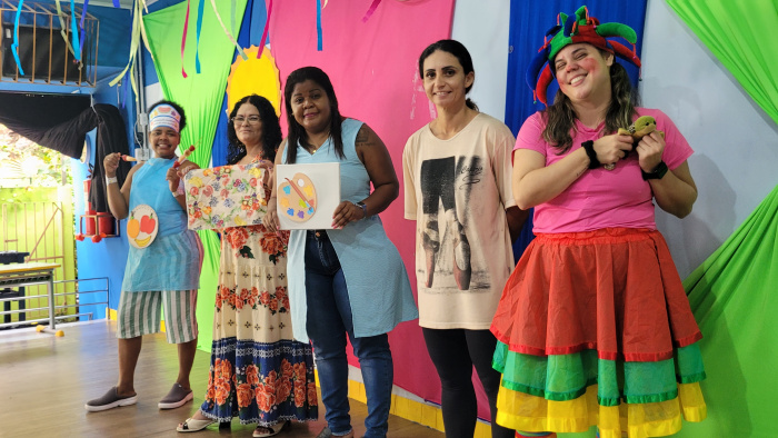 Crianças escolhem oficinas temáticas no CMEI Maria Nazareth Menegueli