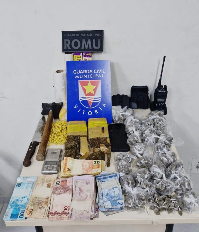 Guarda de Vitória apreende drogas e detém jovem com moto furtada