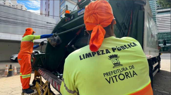 Profissionais de limpeza atuam na cidade de Vitória