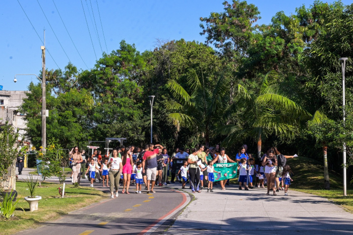 Crianças do CMEI Darcy Castello de Mendonça fazem caminhada educativa até o manguezal