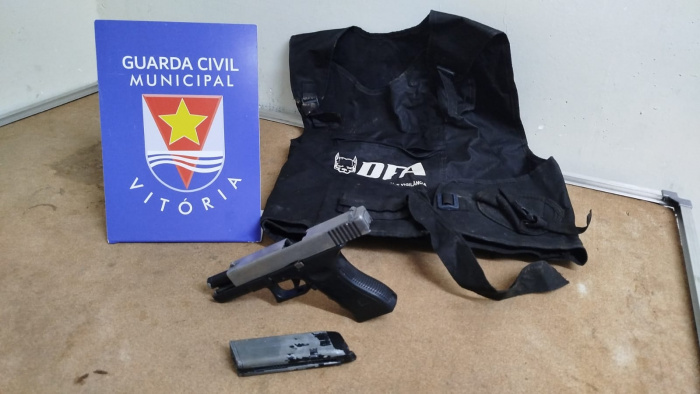 Arma falsa para roubar carro de motorista em Vila Velha. Bandido capotou com veículo
