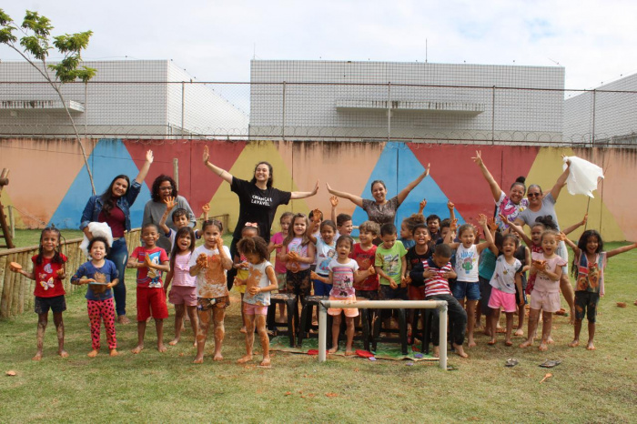 Brincadeira na lama reforça aprendizagem e conexão com a natureza no CMEI Gilda de Athayde Ramos
