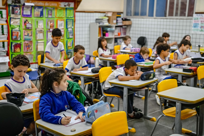 Alunos em sala de aula na EMEF Alvaro de Castro Mattos