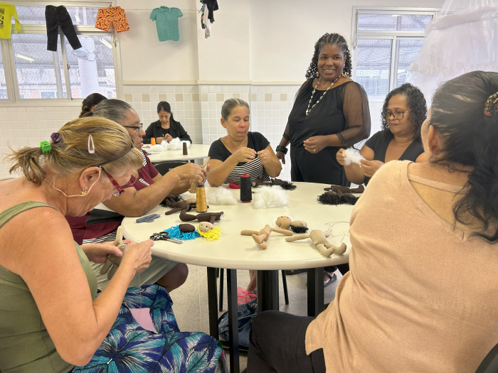 O projeto propõe três oficinas de confecção de bonecas artesanais, ministradas pela artesã Jupiara.
