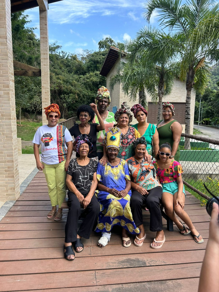 Mulheres posando para sessão fotográfica alusiva ao Dia da Mulher Negra, Latina e Caribenha