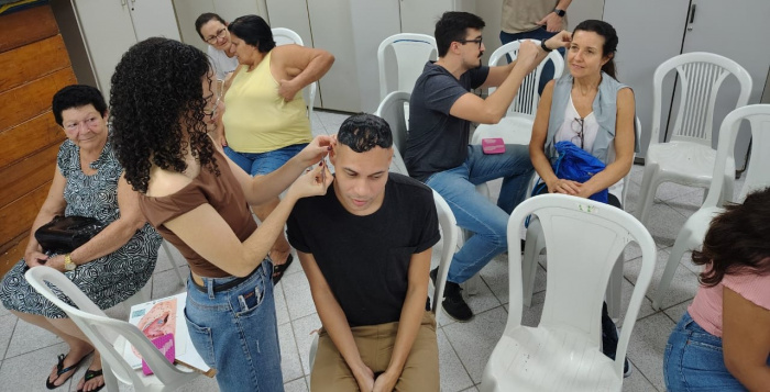 No início dos encontros do grupo Heróis da Segunda, a equipe de saúde promove auriculoterapia