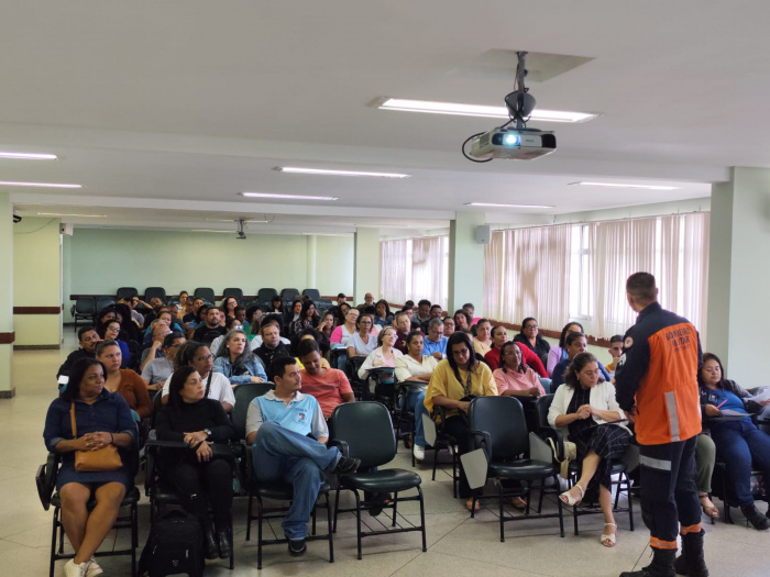 Agentes de Saúde de Vitória recebem treinamento prático de primeiros socorros na ETSUS