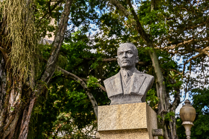Busto de Presidente Avidos na Praça Costa Pereira