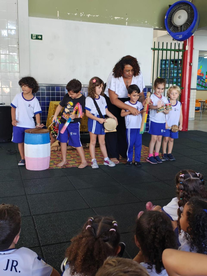 Entre livros, máscaras e congo, Cmei João Pedro de Aguiar promove ...