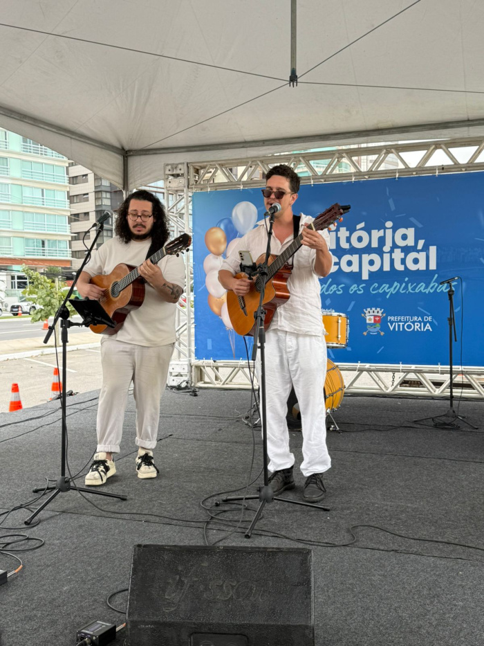 A festa teve início às 9 horas com o músico e cantor, Fernando Zorzal no palco Orla.