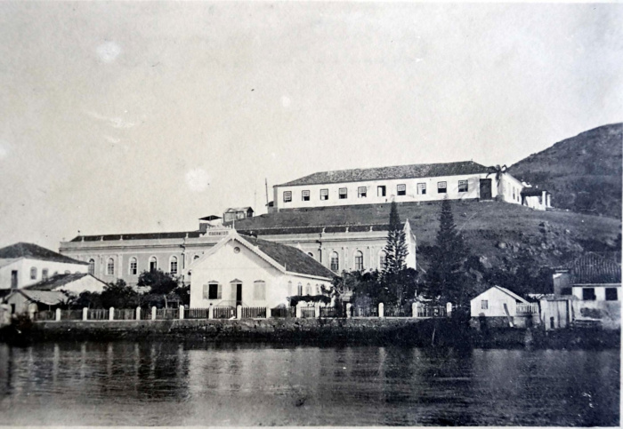 Av Cleto Nunes antes do aterro, com a Santa Casa de Misericórdia no alto