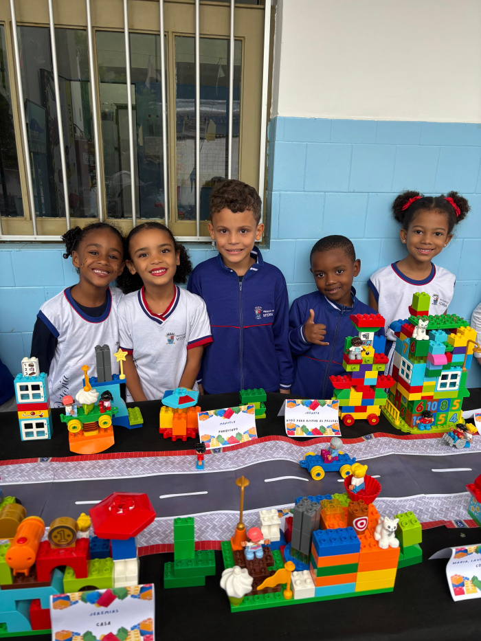 Com uso de LEGO, crianças do CMEI Menino Jesus, no Centro, criam a "Rua Sete dos Sonhos