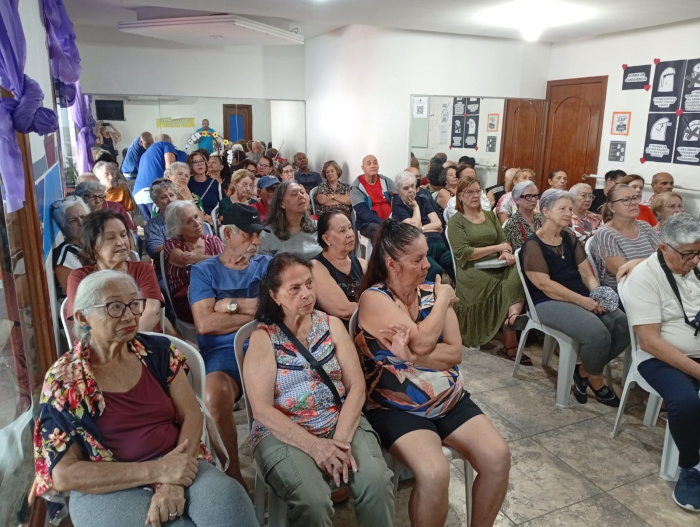 Atleta PCD fala sobre capacitismo para idosos do Centro de Convivência de Jardim Camburi