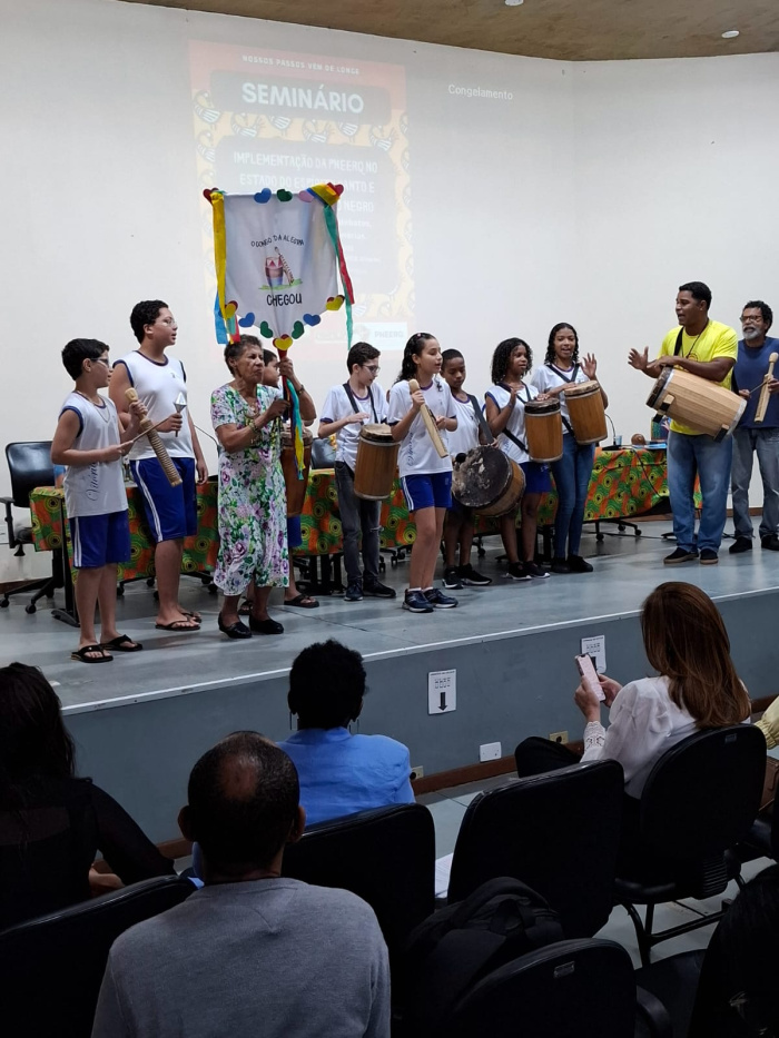 Banda de Congo da EMEF Adão Benezath se apresenta em abertura de seminário na Ufes