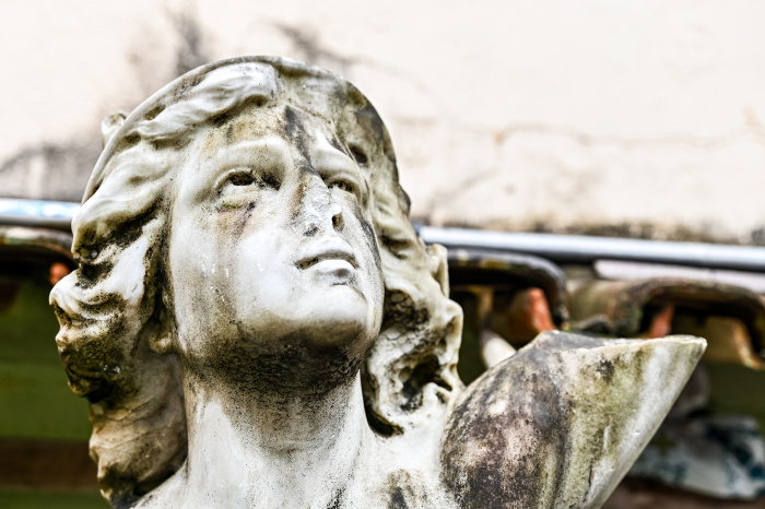 Estátua Deus Hermes abandonada é encontrada pela Semc