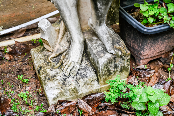 Estátua Deus Hermes abandonada é encontrada pela Semc