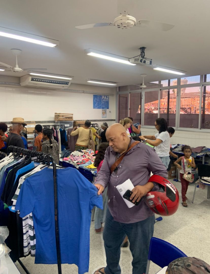 Cabide Solidário chega ao bairro Resistência com roupas que vestem dignidade e espalham acolhimento