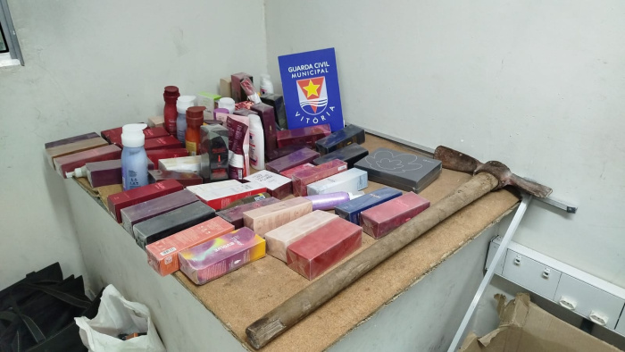 Guarda de Vitória detém suspeito e recupera material furtado em prédio do Centro