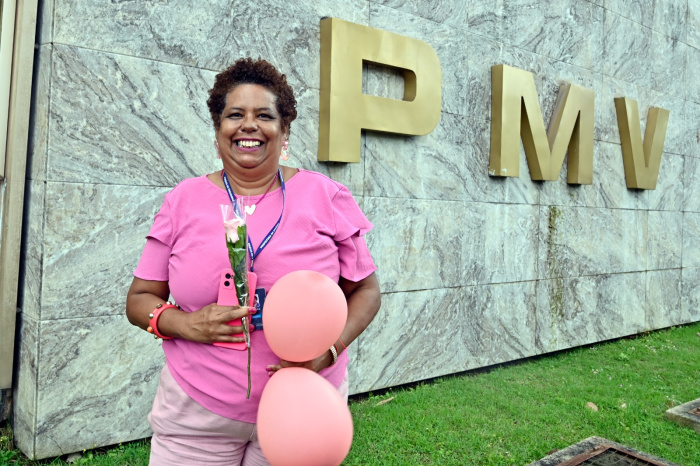 Mônica Raymundo, servidora da PMV, na ação da Campanha Outubro Rosa