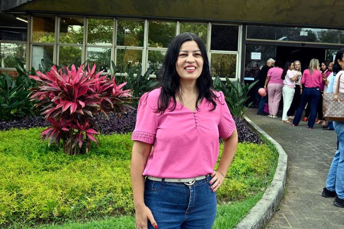 Andreza Brandizzi, servidora da PMV, na ação da campanha Outubro Rosa na PMV
