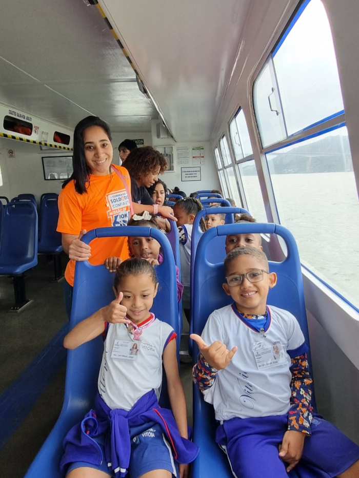 Crianças do CMEI Robson Peixoto fazem passeio de barco no aquaviário