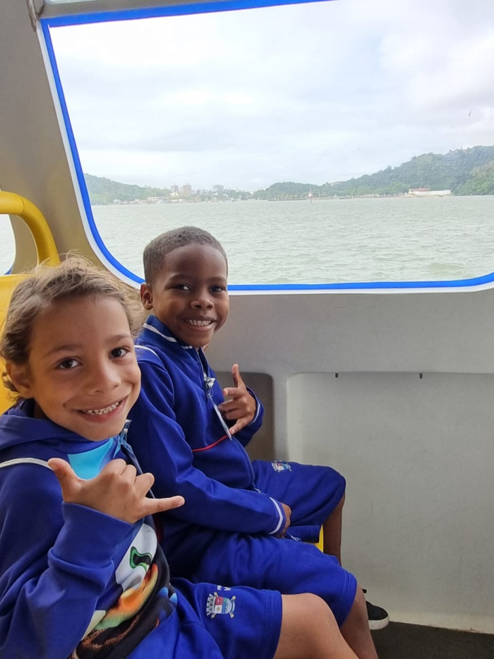 Crianças do CMEI Robson Peixoto fazem passeio de barco no aquaviário