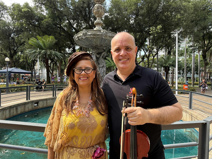 Renata Bomfim e Hariton Nathanailidis recebem população no Parque Moscoso no próximo domingo (19).