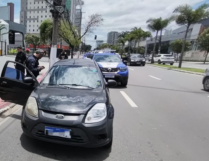Guarda de Vitória apreende adolescente dirigindo carro roubado