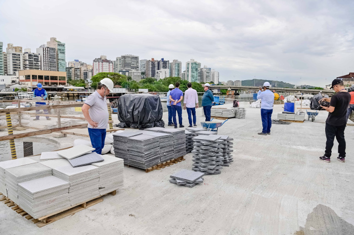 Inicio da instalação do piso na passarela do Canal de Camburi