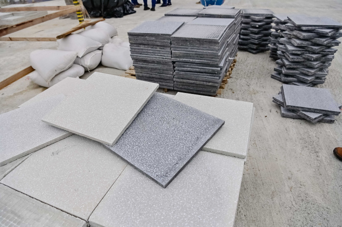 Inicio da instalação do piso na passarela do Canal de Camburi