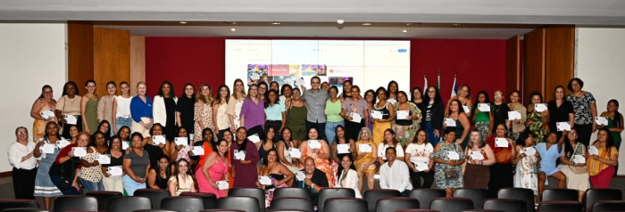 Merendeiras escolares da rede municipal são homenageadas no auditório da PMV