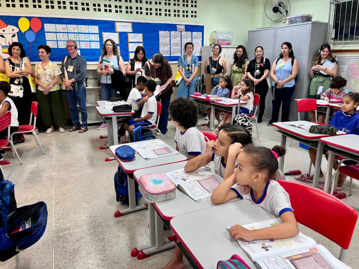 Comitiva internacional visita CMEIs e EMEFs de Vitória para imersão
