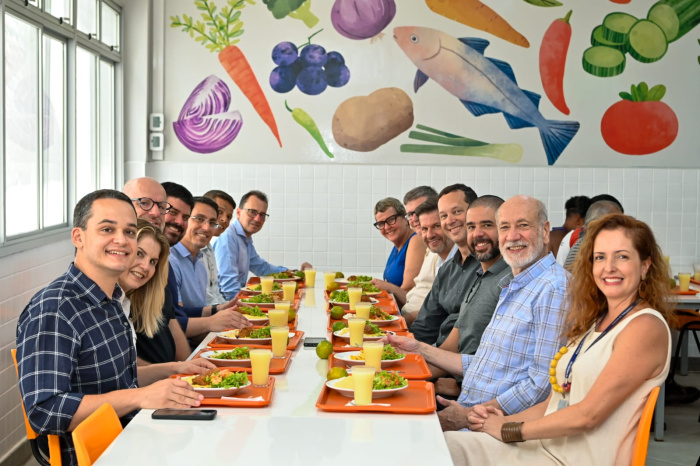 Almoço reúne secretários municipais, frequentadores, e prefeito de Vitória no Restaurante Popular