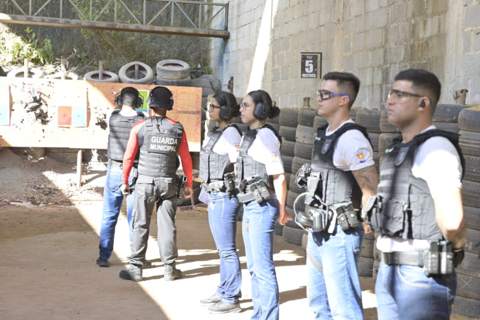 Futuros guardas municipais de Vitória fazem aulas práticas de tiro