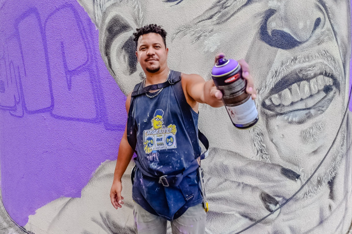 Na Fames, Starley Bonfim assina as obras que homenageiam Kleber Simpatia e Edson "Papo Furado".