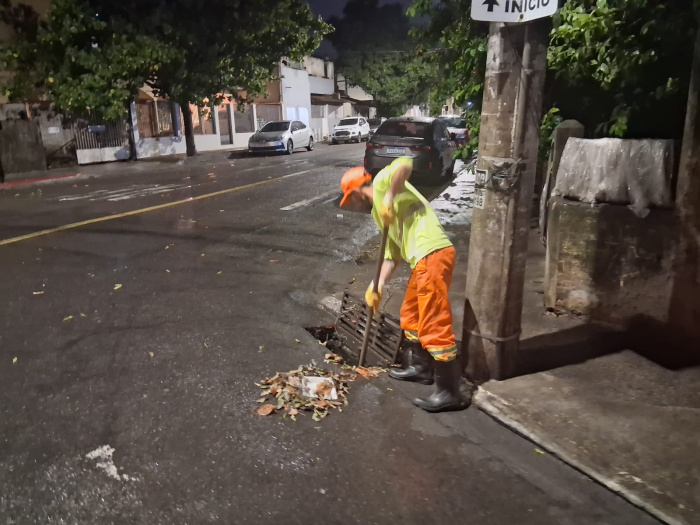 Trabalhadores da Central de serviços realizam limpeza após forte chuva