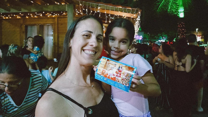 Tatiane Santos e sua filha Júlia na Vila de Natal na praça Nilze Mendes.