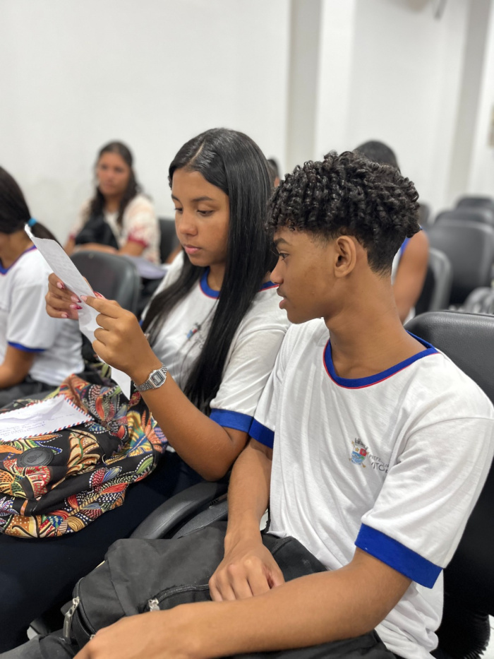 Estudantes de Vitória recebem cartas de Moçambique e vivem momento de emoção e troca cultural