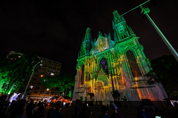 Videomapping: temas natalinos e belezas de Vitória são projetados na Catedral e encantam
