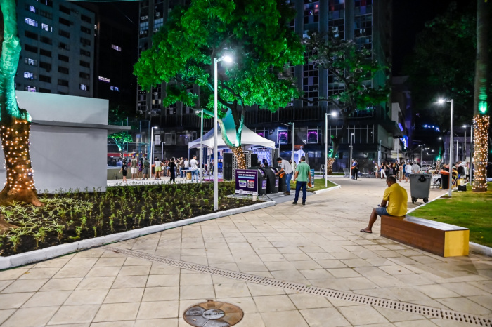 Praça Getúlio Vargas é entregue reurbanizada com emoção da chegada do Papai Noel