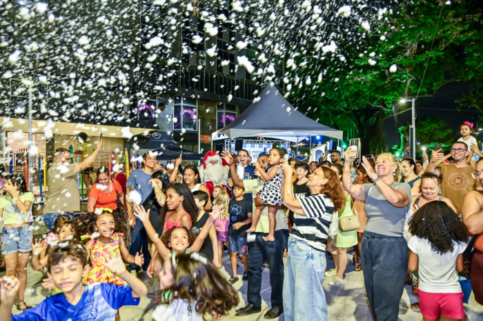 Praça Getúlio Vargas é entregue reurbanizada com emoção da chegada do Papai Noel